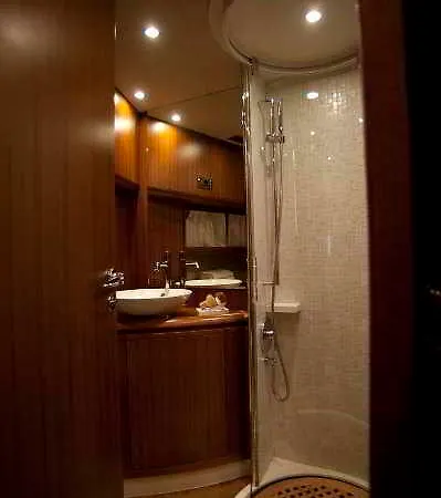 Hotel Luxury Yacht 2*