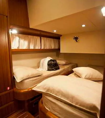 Luxury Yacht Szálloda