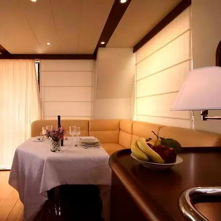 Luxury Yacht Szálloda